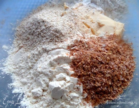 Смешиваем сухие составляющие с мягким маслом.