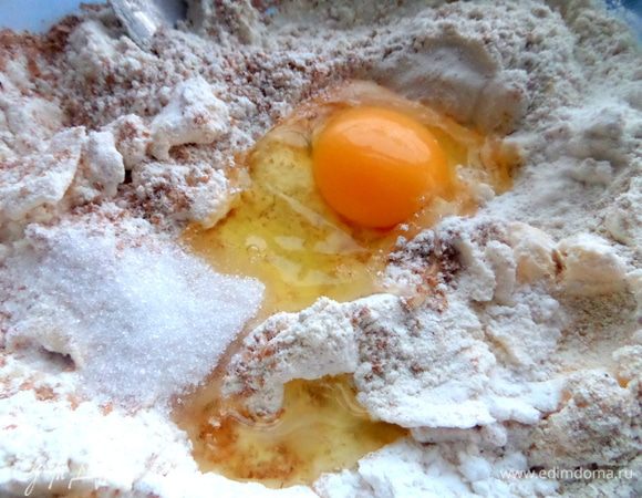 Вбиваем по одному яйца+сахар,соль.