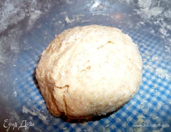 Замешиваем тесто,если нужно-добавьте ещё муку,чтобы не прилипало к рукам! Накрыть полотенцем и перейти к начинке.