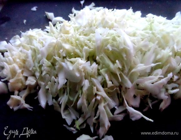 Молодую капусту нашинковать.