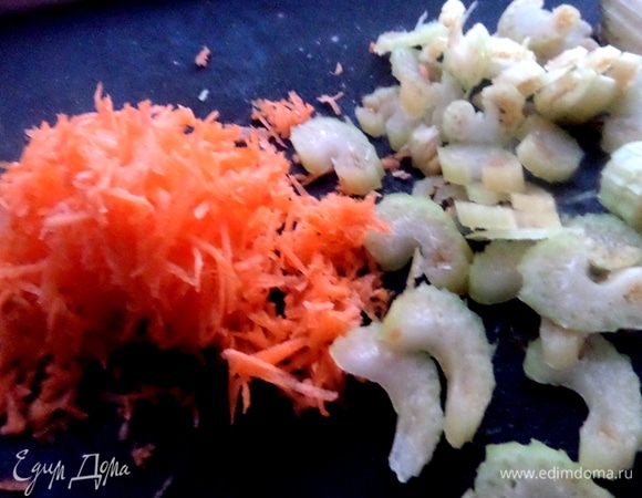 Морковь натереть,сельдерей нарезать.