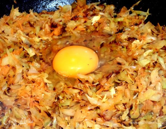 Вбить яйцо для более нежного вкуса. Перемешать. Уместно добавить рубленую зелень!