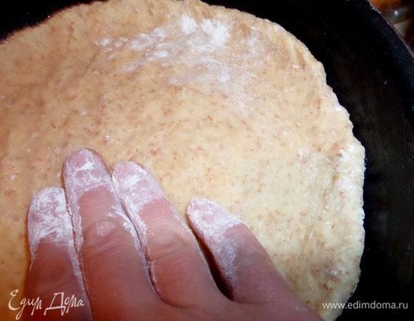 Вернёмся к тесту! Разминаем тесто по смазанной форме (22 см),оставив немного для верха. Дно наколоть вилкой. В оставшийся кусочек,размером с яйцо,добавим 1 ч.л. муки и отправим в морозилку.