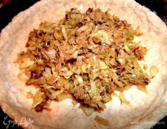 Не забудем сделать бортики! Выкладываем начинку.