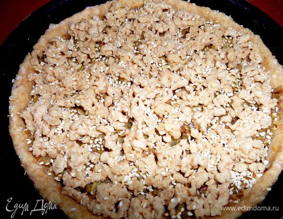 Посыпать верх крошкой из теста и сезамом.