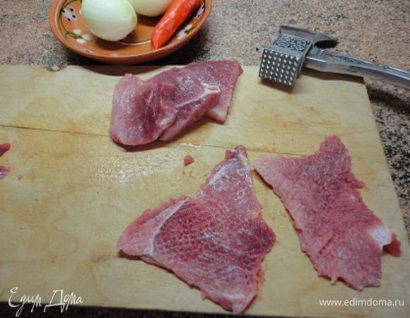 Говядину (поясничную или заднюю часть) нарезать поперек волокон на широкие ломтики толщиной 2 см, отбить. 