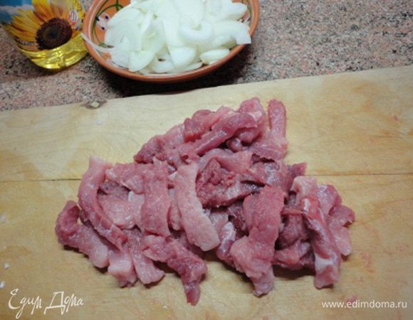 Нарезать брусочками длиной 4 см. посолить, поперчить и обжарить в разогретом жире до золотистой корочки.