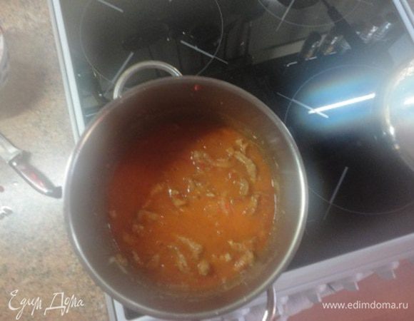 Лук нарезать полукольцами, добавить к мясу и обжарить до золотистого цвета. Добавить муку, томат, острый соус, влить сметану и бульон или горячую воду. Довести до кипения, и продолжить тушить на маленьком огне до готовности.