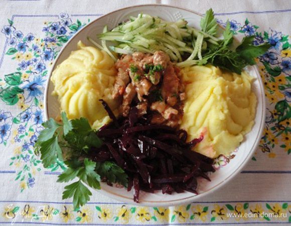 Подавать посыпав зеленью с одним из гарниров – картофель фри, рассыпчатый рис, отваренные или припущенные овощи.
У меня такой сборный гарнир сегодня.