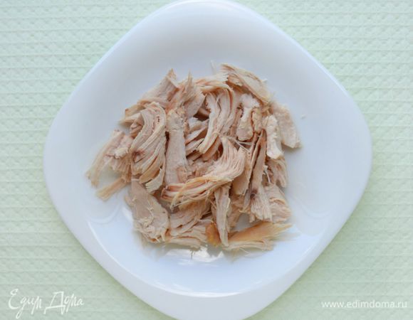 Отварить с солью куриное филе. Порезать на довольно крупные кусочки.
