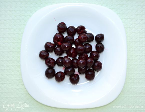 Вишню помыть, обсушить, удалить косточки.
