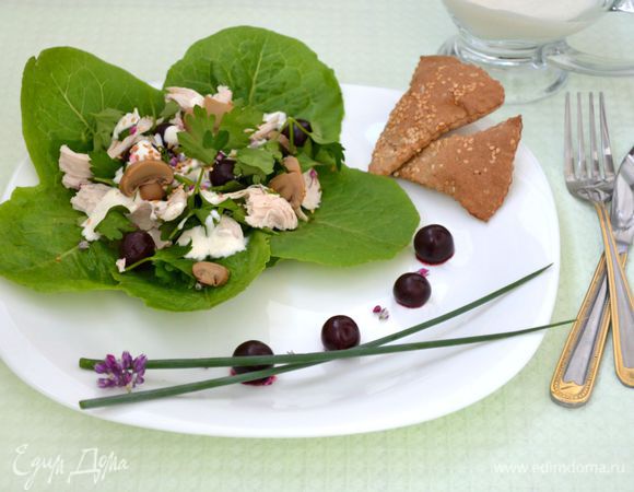 В глубокой миске смешать консервированные шампиньоны (можно использовать свежие, слегка обжаренные или отваренные с солью и приправами для грибов), вишню, куриное филе, сельдерей, эстрагон. На сервировочное блюдо положить листья салата, на них выложить сам салат, посыпать кунжутом, полить соусом.
Приятного аппетита!