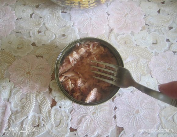 С тунца также слейте жидкость, а рыбу разомните прямо в банке вилкой.