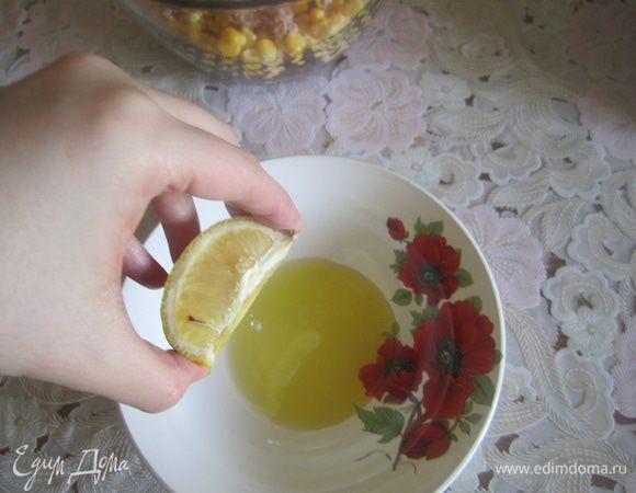 Приготовьте заправку: оливковое масло смешайте с соком одной дольки лимона, добавьте соль и перец.