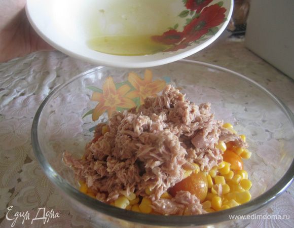 Полейте заправкой салат, все перемешайте.