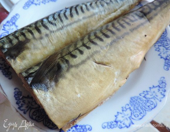 Нам понадобится свежая или предварительно размороженная скумбрия. Рыбку берем среднего размера. Моем ее, удаляем голову и внутренности. 
Подготовленную рыбу заливаем маринадом. Рыбка должна им полностью покрыться. Если понадобиться, слегка придавите каким-нибудь грузом, например тарелкой. Оставляем рыбу на сутки в прохладном месте.
Через сутки вынимаем нашу рыбку. Просушиваем ее бумажными салфетками.