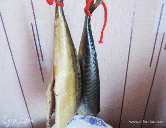 Подвешиваем ее за хвостики на два часа, чтоб стекла лишняя жидкость.