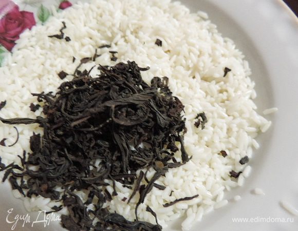 Часов за 12 до приготовления нам надо выполнить еще один подготовительный этап. Берем самый обычный рис и заливаем его водой так, чтоб она только немного покрыла его сверху. До начала копчения вода должна полностью впитаться в рис. Перед копчением смешиваем набухший рис с черным чаем. Ложку набирайте с большой горкой.
