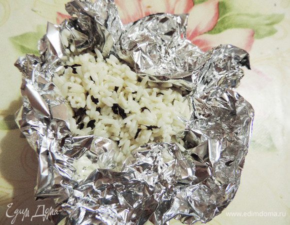 
Теперь выкладываем полученную смесь на двойной лист фольги. Заворачиваем ее в фольгу, оставив сверху отверстие для выхода дыма.