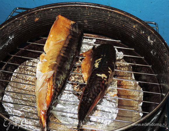 Делаем огонь чуть меньше среднего. И оставляем всю нашу сложную конструкцию на 2о минут, затем переворачиваем рыбку и коптим еще 2о минут с другой стороны. 