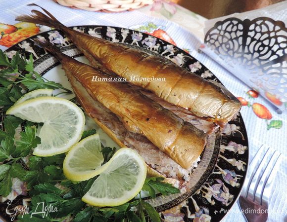 Даем полностью остыть и можно пробовать. Хочу предупредить, что скумбрия будет идеально резаться на кусочки, если вы дадите ей несколько часов, лучше ночь полежать в холодильнике. 
Без холодильника идеальных кусочков не получится.