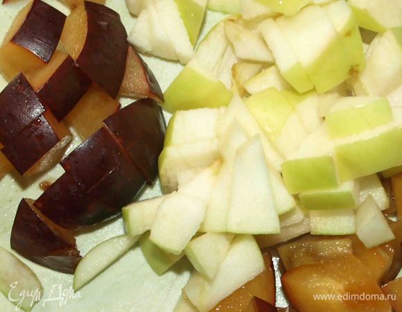 Яблоки (350 гр уже очищенных) и сливы ( 4 крупные) режем кусочками