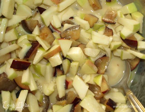 Соединяем с яично-молочной смесью.