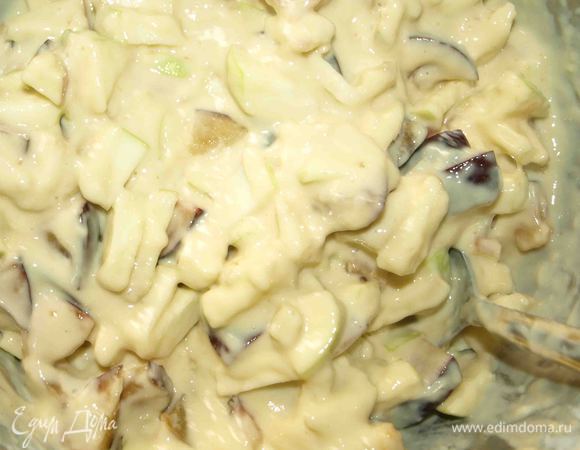 Добавляем просеянную муку и разрыхлитель.  Хорошо перемешиваем.