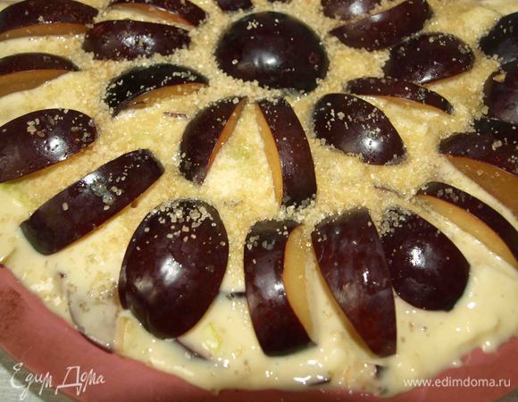 Тесто выкладываем в форму. Оставшиеся сливы (6 шт) режем дольками и выкладываем сверху на тесто.  По желанию посыпаем сахаром и отправляем в заранее разогретую духовку до 180 градусов на 30- 40 минут (зависит от вашей духовки)