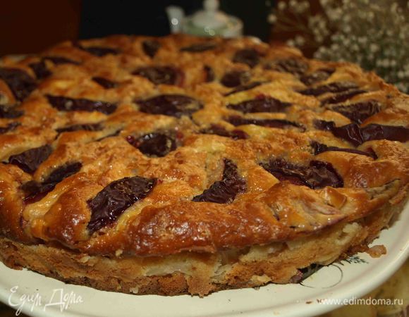 Вынимаем из духовки готовый пирог, даем полностью остыть в форме. Выкладываем на блюдо.