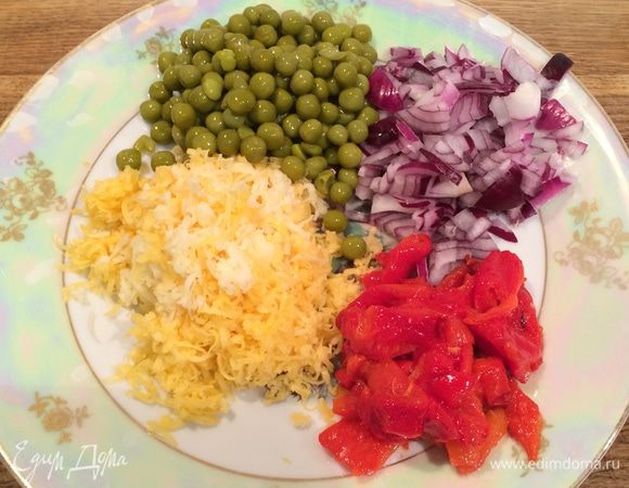 Сладкий перец предварительно запечь в духовке в течение 20-25 минут при температуре 200 градусов (зависит от величины перца), переложить в полиэтиленовый пакет на 20 мин., затем очистить от пленки и нарезать ломтиками. 

Лук порезать мелким кубиком, чеснок очистить и измельчить ножом.

Сыр натереть на средней терке.

С зеленого горошка слить жидкость.