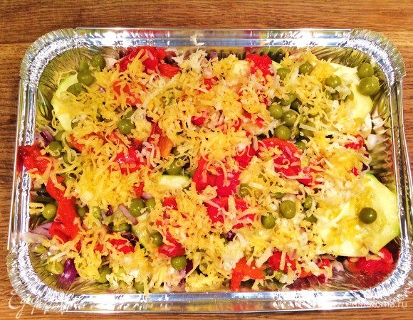 Форму для выпечки смазать оливковым маслом.
Часть картофеля и цукини выложить на дно формы, посолить и поперчить.
Посыпать луком, чесноком и зеленым горошком. Положить кусочки сладкого перца. Сбрызнуть оливковым маслом, посыпать тертым сыром.
Аналогично выложить следующий слой. Верх запеканки посыпать сыром.
Выпекать в духовке при температуре 200 градусов около 35-40 минут.