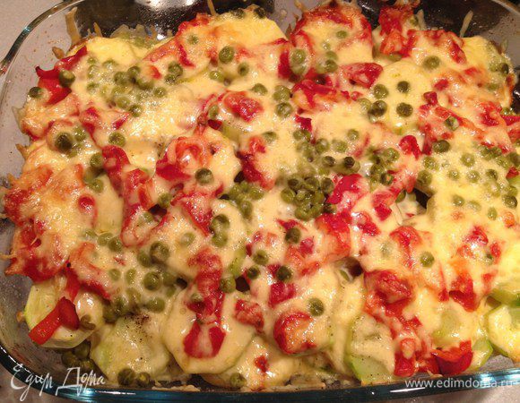 Готовой запеканке дать немного остыть, украсить рубленой зеленью и подавать к столу.
Приятного аппетита! 