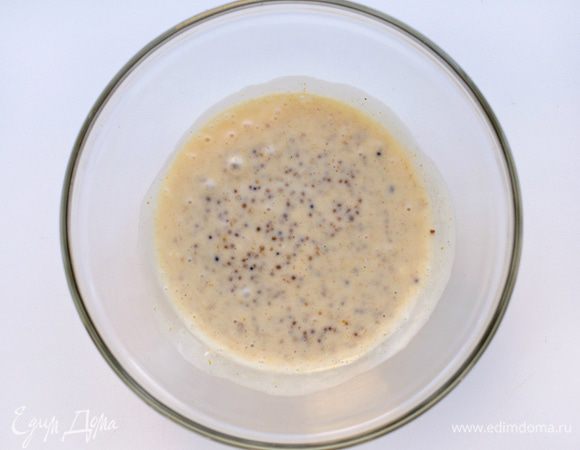 Начинаем делать соус, чтобы потом, когда мы будем нарезать основные ингредиенты, компоненты соуса «перезнакомились» друг с другом и приобрели единый вкус. Йогурт , дижонскую горчицу, лимонный сок, перец смешать. Понемногу добавлять сахар, хорошо перемешивая. Пробуем на вкус. Если хотите более пряный вкус, добавьте горчицы и лимонного сока, если более сливочный - йогурта. Не солим, соль будет в салате. Даем заправке настояться.