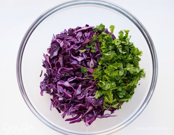 Краснокочанную капусту (маленький кочан) очень тонко шинкуем. Можно использовать специальную терку для капусты. Немного посолим и хорошо разомнем руками. Зелень петрушки или сельдерея порвем руками.
