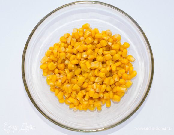 С консервированной кукурузы сольем жидкость.