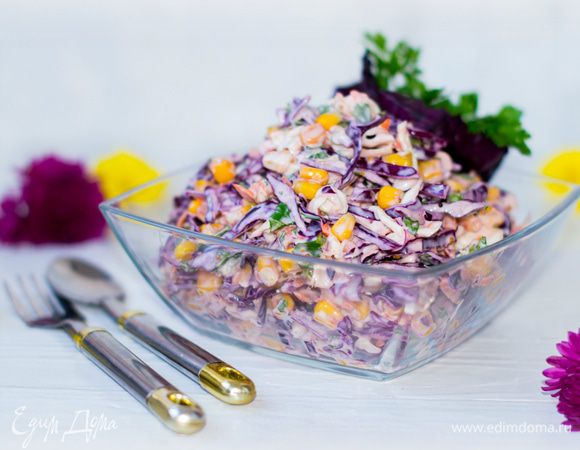 Заправим салат соусом. Хорошо перемешаем. Подача: на сервировочное блюдо укладываем лист краснокочанной капусты, на него выкладываем салат, украшаем зеленью. ПРИЯТНОГО АППЕТИТА!