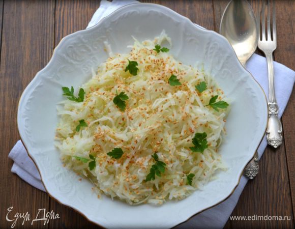 К кольраби с имбирем добавить заправку, семена кунжута. Все тщательно перемешать, подать к столу, украсив листьями петрушки.

ПРИЯТНОГО АППЕТИТА!!!