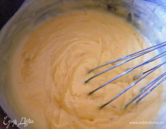 Приготовить крем.
Взбить желтки с сахаром до пышной массы, добавить муку и сметану, перемешать и варить на медленном огне, постоянно помешивая, до загустения.
Снять с огня, накрыть (чтобы крем не заветрился) и дать остыть.
