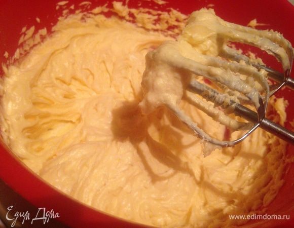 Взбить масло и, не прекращая взбивать, постепенно добавлять остывший заварной крем.