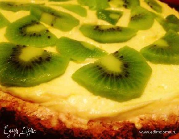 Собрать торт.
На нижний корж распределить 1/3 крема, на него выложить половину нарезанных пластинками киви. На 2-й - все то же самое, на верхний только крем. Обсыпать торт кокосовой стружкой.