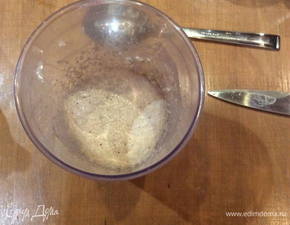 Дрожжи вылить в глубокую миску и добавить туда 2 ст ложки оливкового масла .Начинать по- понемножку добавлять посеянную муку до того, как тесто не станет плотным и мягким.