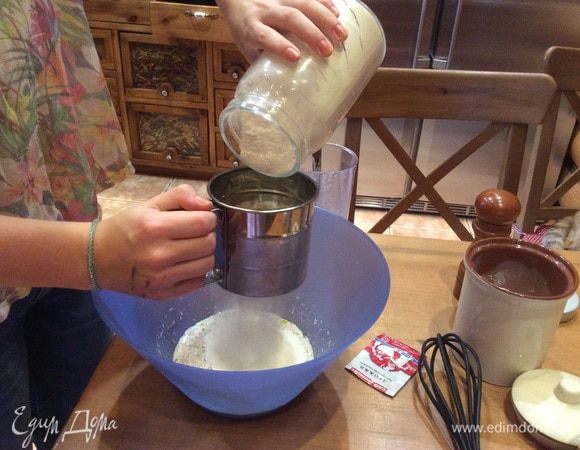 Накрыть миску с получившимся тестом пленкой.Проделать пару отверстий и оставить в теплом месте на 2 часа.Можно поставить в духовку на небольшую температуру , чтобы тесто быстрее подошло.