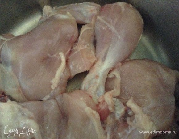 Нарезать крупными кусками и положить на дно кастрюли.