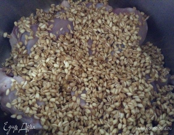 Все залить водой (4 стакана по 200мл.). 