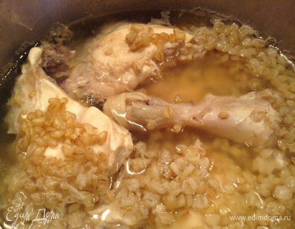 Поставить на огонь, довести до кипения, посолить, уменьшить огонь до минимального и варить 2,5-3 часа.