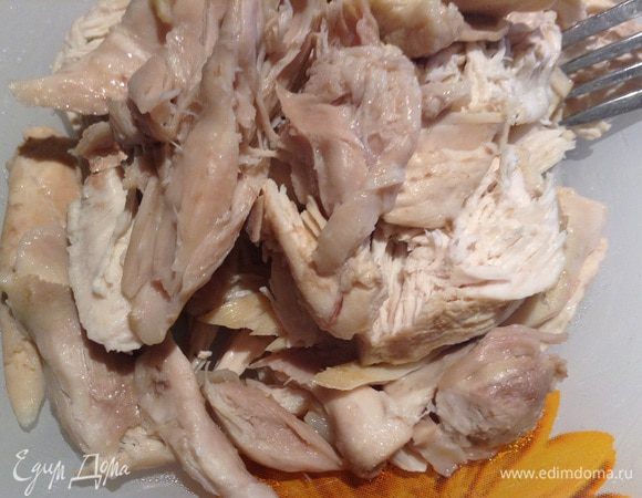 Через 2,5 часа достаем курицу, отделяем от костей и возвращаем в кастрюлю. Кашу взбиваем деревянной ложкой.