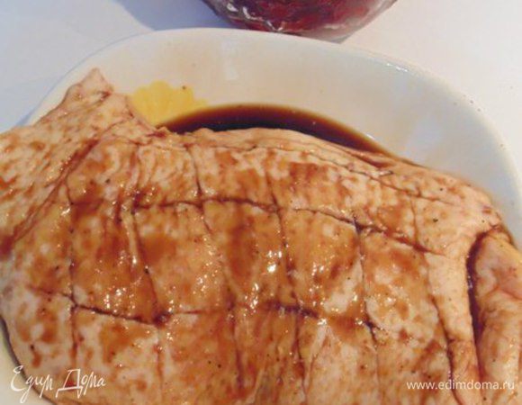 На коже утиной грудки сделать острым ножом крестообразные разрезы. Замариновать в соевом соусе и перце на полчаса.