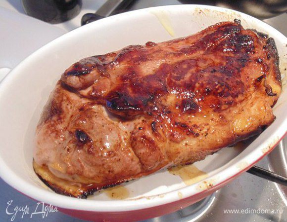 Утиную грудку обсушить бумажными полотенцами. Обжарить на раскаленной сковороде без масла с двух сторон по 3 минуты с кажой стороны, начинать обжарку со стороны кожи. Переложить в огнеупорную форму , обмазать медом, накрыть фольгой. Поставить в разогретую духовку до 180 гр С на 15 минут.