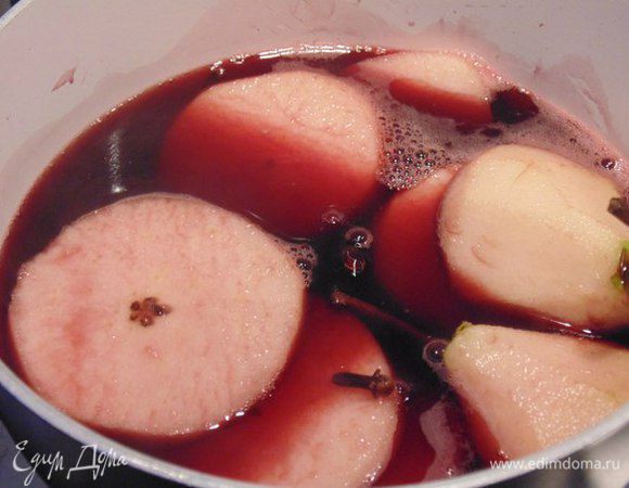 Вино влить в сотейник, добавить сахар и специи,в горячее вино опустить груши, варить до готовности, но груши не должны размякнуть. Груши извлечь, обмакнуть бумажными полотенцами.